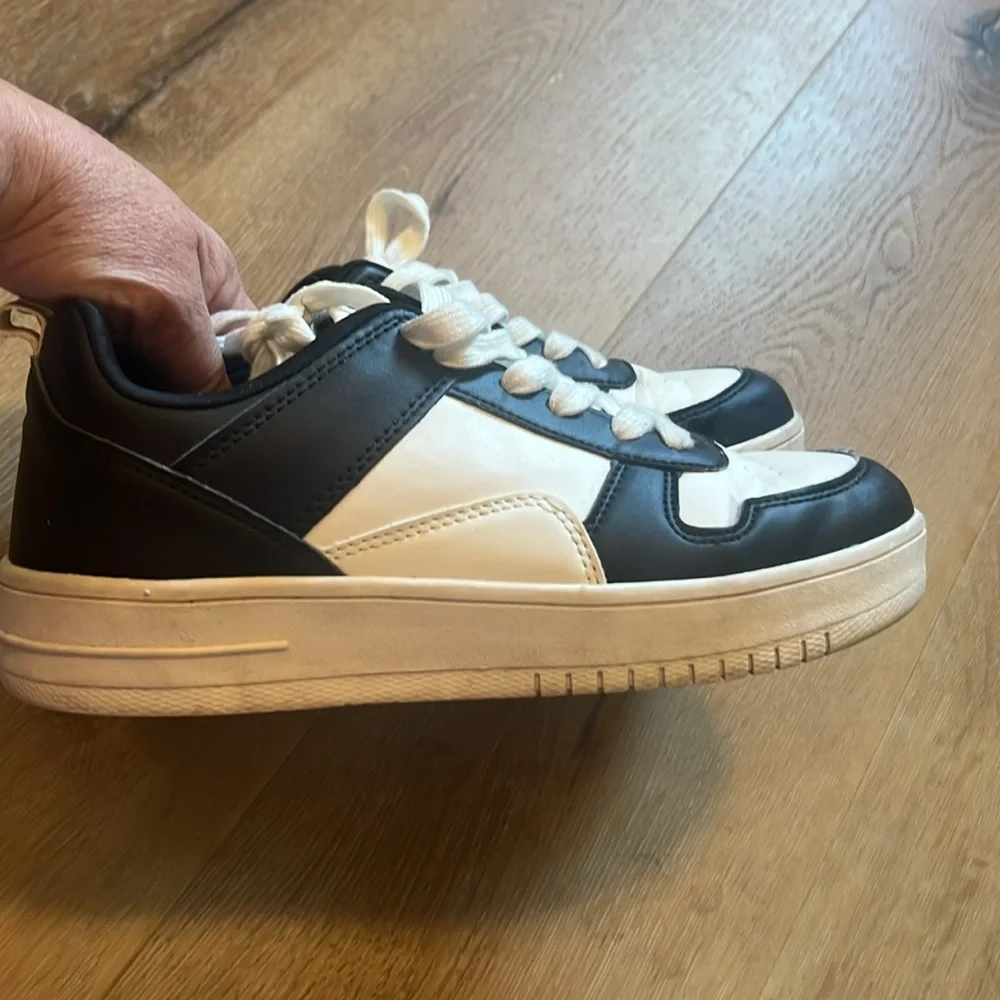 Black & White La Sheelah Shoes Size 8 Gently Used